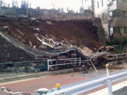 Vista de un muro en Tokio, que fue derrumbado a causa del terremoto. EFE  /