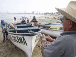 Pobladores de comunidades en la costa intentar sacar sus embarcaciones del mar ante la advertencia de autoridades. EFE  /