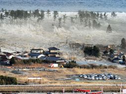 El tsunami, consecuencia del sismo, ha devastado amplias zonas en Japón. AP  /