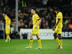 Los jugadores del Arsenal, al término del partido ante el Barcelona, donde fueron eliminados de la Champions League. AP  /