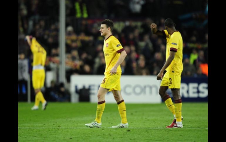 Los jugadores del Arsenal, al término del partido ante el Barcelona, donde fueron eliminados de la Champions League. AP  /