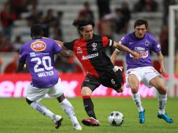 Gerardo Espinoza durante una contienda contra el Monterrey en el Torneo Clausura 2011. MEXSPORT  /