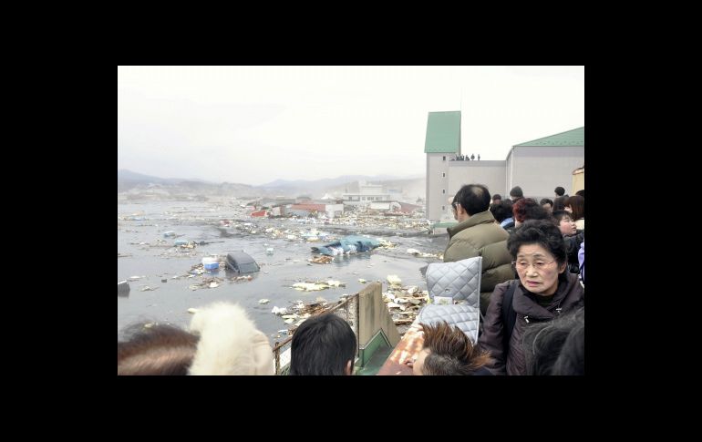 Gente de la ciudad japonesa de Kesennuma mira las calles inundadas tras el tsunami. REUTERS  /