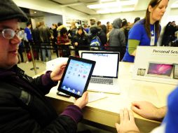 El iPad sigue siendo la Tablet PC más accesible en el mercado, pues se comercializa a precio base de 499 dólares. AFP  /