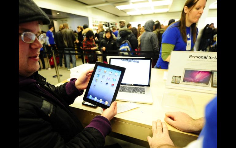 El iPad sigue siendo la Tablet PC más accesible en el mercado, pues se comercializa a precio base de 499 dólares. AFP  /