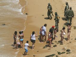 En la mañana, soldados evacuaron a turistas de las playas de Acapulco como medida de prevención. AFP  /