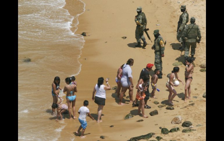 En la mañana, soldados evacuaron a turistas de las playas de Acapulco como medida de prevención. AFP  /