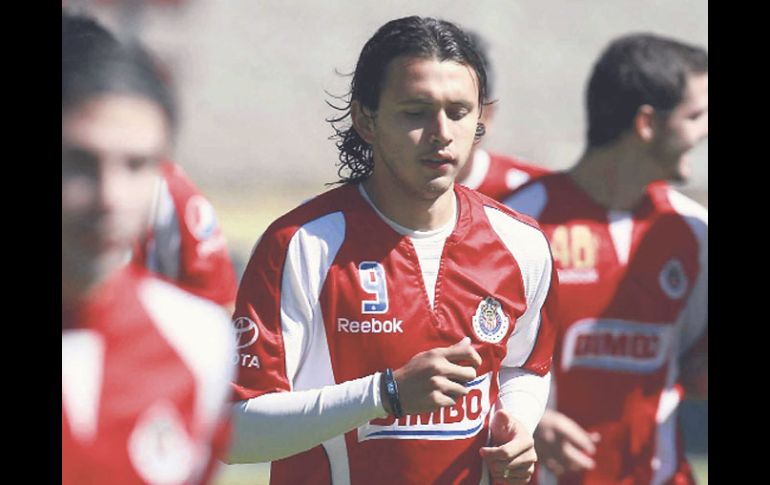 Omar Arellano (9) trota junto a sus compañeros rojiblancos durante el entrenamiento. MEXSPORT  /