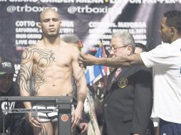 Miguel Cotto fue molestado durante el acto de pesaje en la báscula. REUTERS  /