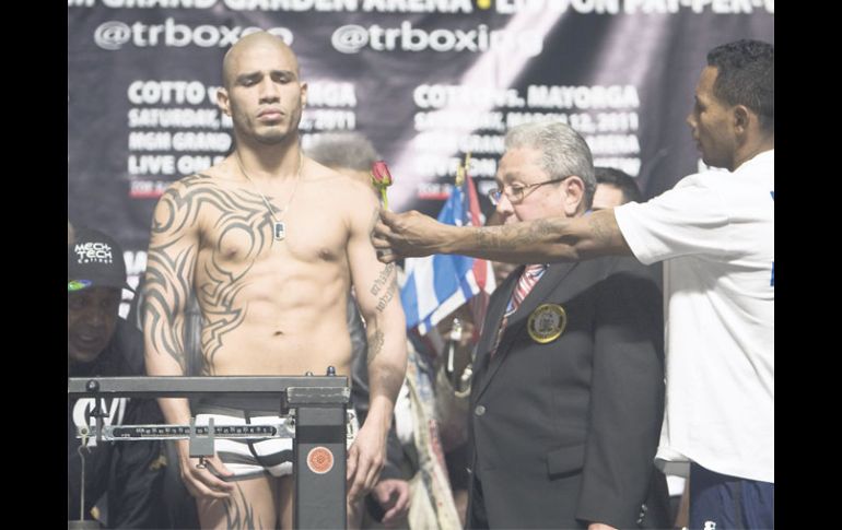 Miguel Cotto fue molestado durante el acto de pesaje en la báscula. REUTERS  /