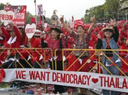 Manifestantes gritan lemas y portan pancartas durante la protesta realizada en Bangkok, Tailandia. EFE  /