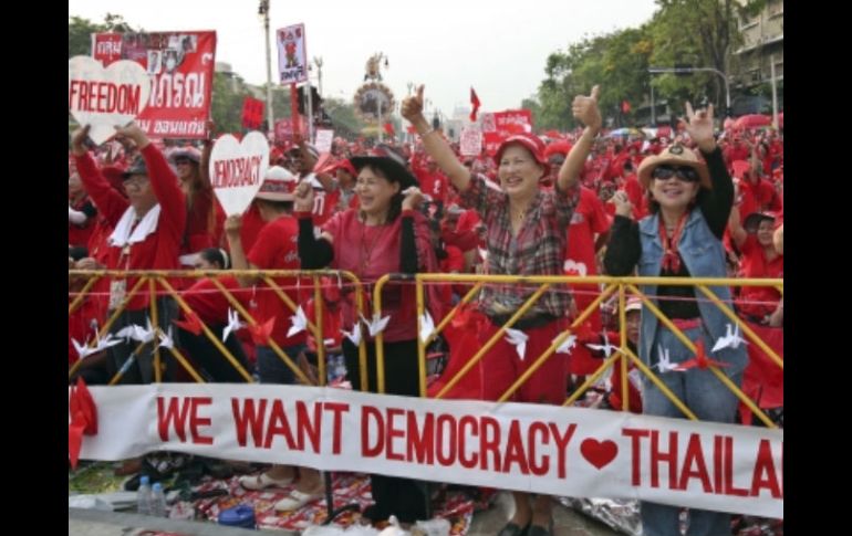 Manifestantes gritan lemas y portan pancartas durante la protesta realizada en Bangkok, Tailandia. EFE  /