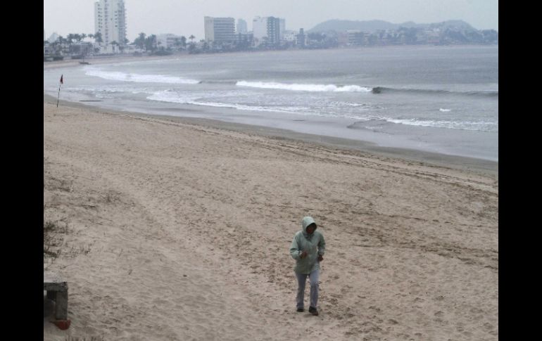 A pesar de que se esperaban olas de por lo menos un metro de altura en costas mexicanas, finalmente los efectos fueron menores. EFE  /