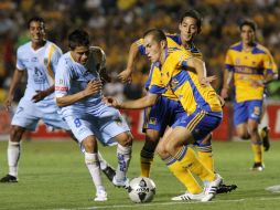 Juan Carlos Medina of San Luis (izq.) y Jorge Torres, de Tigres, disputan el control del balón. MEXSPORT  /