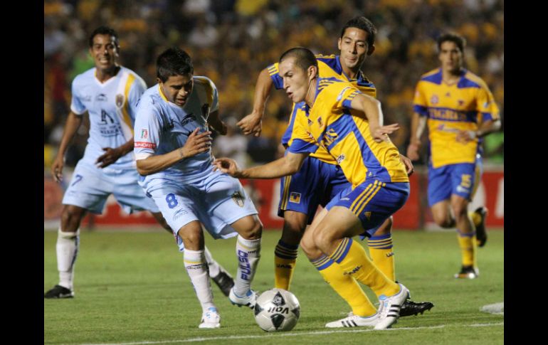 Juan Carlos Medina of San Luis (izq.) y Jorge Torres, de Tigres, disputan el control del balón. MEXSPORT  /