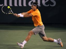 El tenista español Rafael Nadal responde una bola ante el sudafricano Rik De Voest. AP  /