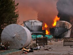 Una columna de llamas y humo emerge de una planta de refinería de petróleo próxima a una central térmica en Shiogama, en Miyagi. EFE  /