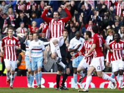 Los jugadores del Stoke City festejan el segundo gol de su equipo, con el cual consiguieron la victoria. AP  /