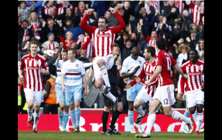 Los jugadores del Stoke City festejan el segundo gol de su equipo, con el cual consiguieron la victoria. AP  /