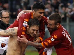 Francesco Totti es felicitado por sus compañeros tras hacer un doblete. REUTERS  /