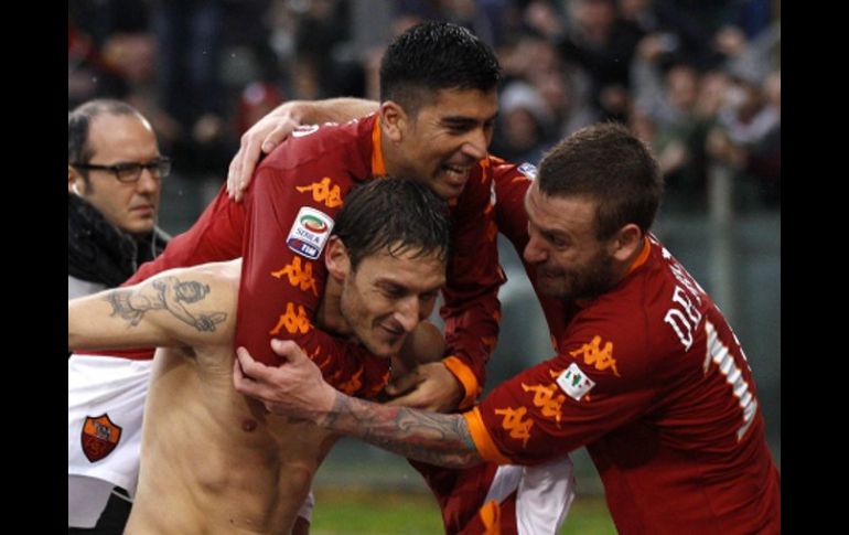 Francesco Totti es felicitado por sus compañeros tras hacer un doblete. REUTERS  /