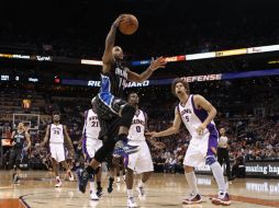 Jameer Nelson se eleva para encestar contra los Suns. AFP  /