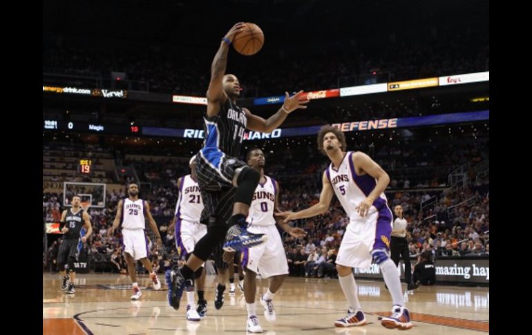 Jameer Nelson se eleva para encestar contra los Suns. AFP  /