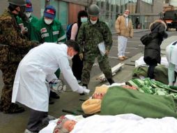 Un médico de las Fuerzas de Autodefensa japonesas, mide los niveles de radiación de los residentes de la localidad de Otama. EFE  /