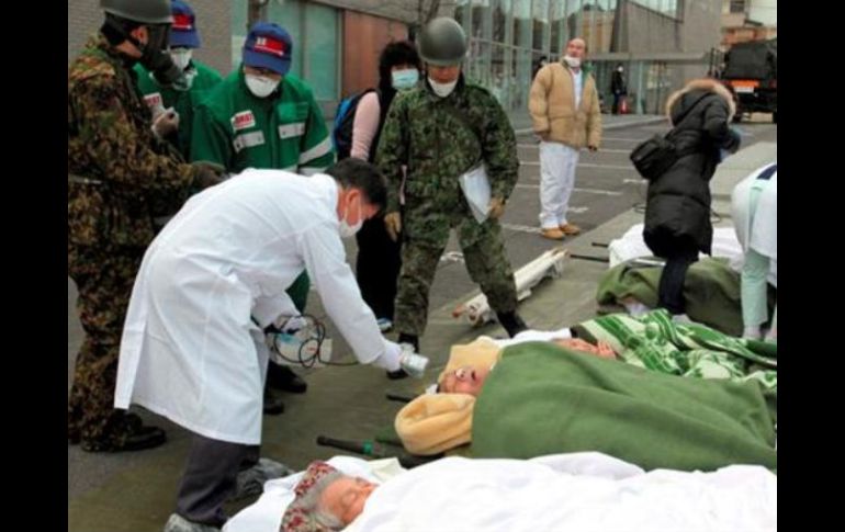 Un médico de las Fuerzas de Autodefensa japonesas, mide los niveles de radiación de los residentes de la localidad de Otama. EFE  /