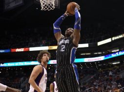 Dwight Howard (12), brilló ayer con un doble-doble en el triunfo de ayer de su equipo ante Phoenix. AFP  /