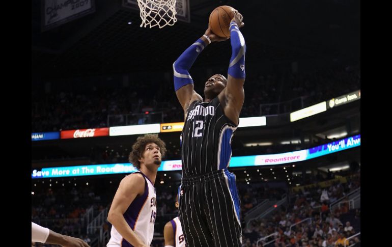 Dwight Howard (12), brilló ayer con un doble-doble en el triunfo de ayer de su equipo ante Phoenix. AFP  /