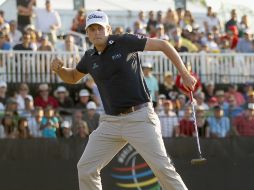 El estadounidense Nick Watney celebra el putt de birdie que logró en el hoyo 18, para sellar su victoria. AFP  /