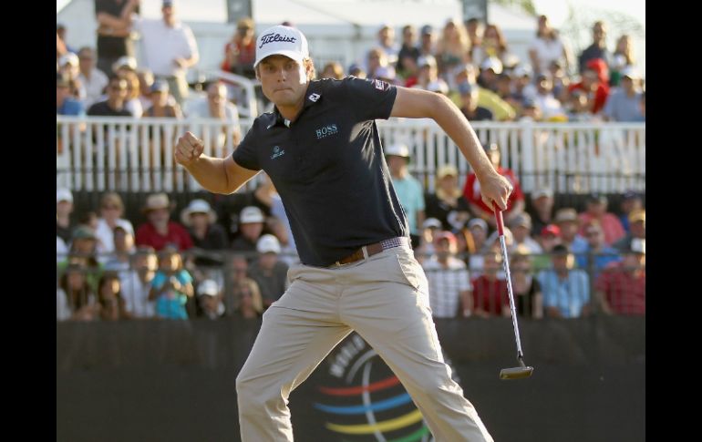 El estadounidense Nick Watney celebra el putt de birdie que logró en el hoyo 18, para sellar su victoria. AFP  /