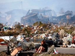 Una mujer llora en un camino de la destruida ciudad de Natori, en el norte de Japón. REUTERS  /