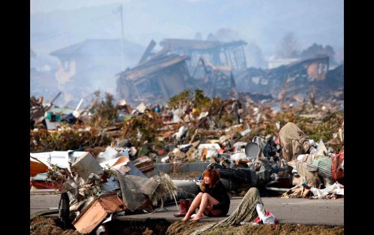 Una mujer llora en un camino de la destruida ciudad de Natori, en el norte de Japón. REUTERS  /