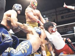 Atlantis  y Último Guerrero castigan a los técnicos en la lucha estelar de ayer. E. PACHECO  /