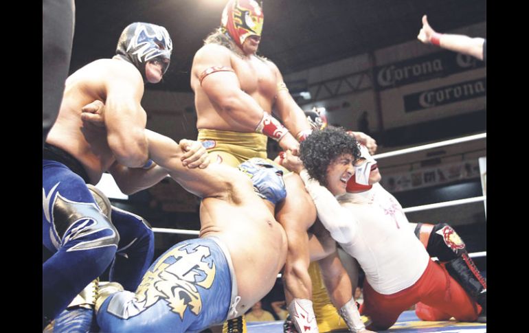 Atlantis  y Último Guerrero castigan a los técnicos en la lucha estelar de ayer. E. PACHECO  /