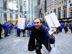 Alex Shumilov, fue el primer comprador del gadget en la tienda Apple de la Quinta Avenida de Nueva York. AFP  /