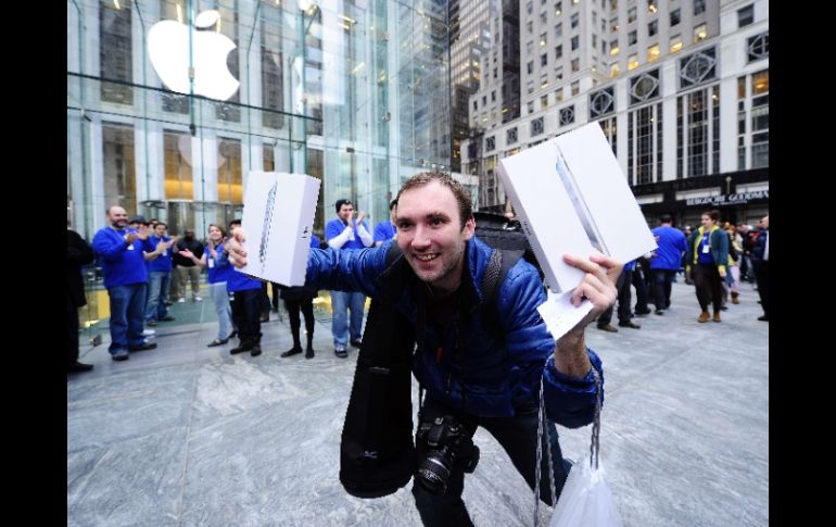 Alex Shumilov, fue el primer comprador del gadget en la tienda Apple de la Quinta Avenida de Nueva York. AFP  /