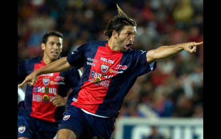 Francisco 'Kikin' Fonseca festejando sus anotaciones con el Atlante. MEXSPORT  /