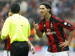 El jugador sueco Zlatan Ibrahimovic discutiendo con el árbitro del encuentro. AP  /