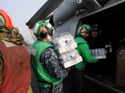 Miembros de la marina estadounidense cargan suministros para los damnificados del terremoto en Japón. EFE  /