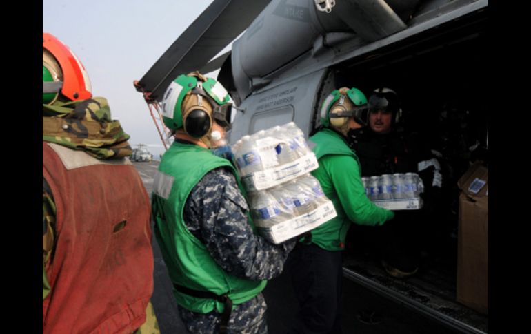 Miembros de la marina estadounidense cargan suministros para los damnificados del terremoto en Japón. EFE  /