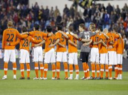 Los jugadores del Valencia CF momentos antes de comenzar el partido contra el Zaragoza. EFE  /