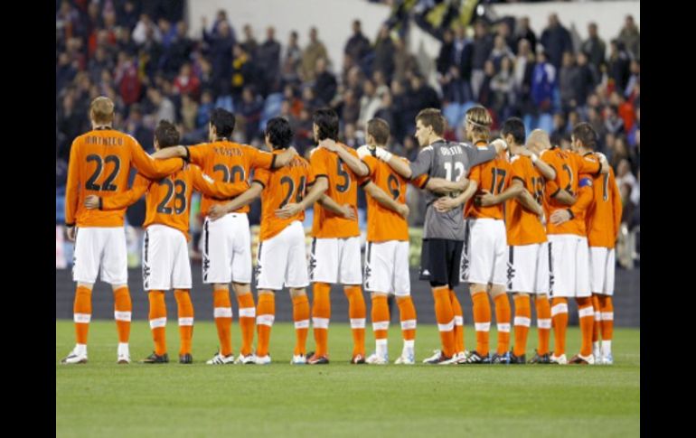 Los jugadores del Valencia CF momentos antes de comenzar el partido contra el Zaragoza. EFE  /