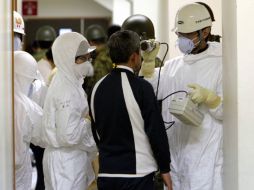 Médicos japoneses revisan el nivel de exposición de radiación en un residente de Fukushima. EFE  /