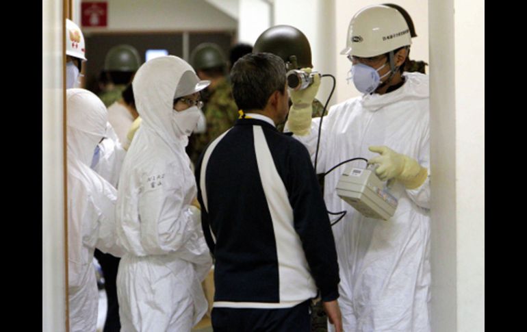 Médicos japoneses revisan el nivel de exposición de radiación en un residente de Fukushima. EFE  /