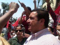 El alcalde de Zapopan estuvo en medio de la multitud para intentar dialogar con los manifestantes. L. NAVARRO  /