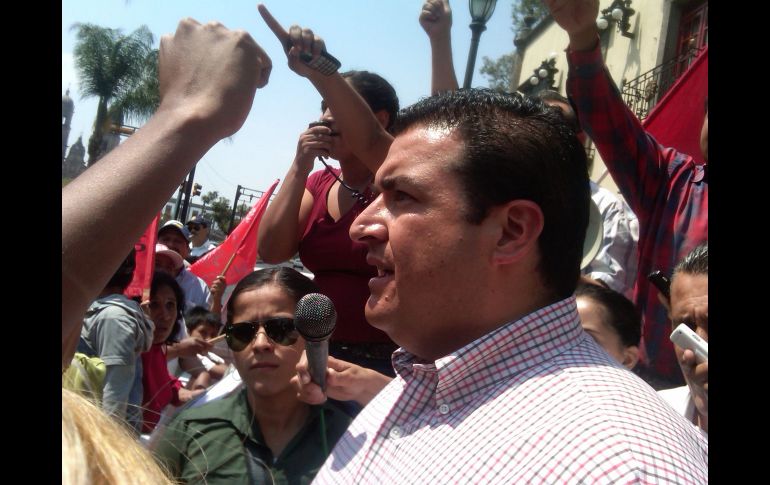 El alcalde de Zapopan estuvo en medio de la multitud para intentar dialogar con los manifestantes. L. NAVARRO  /