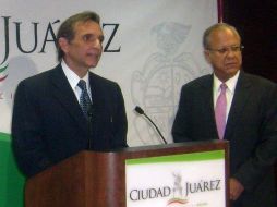 El embajador Carlos Pascual y el alcalde Héctor Murguía Lardizábal. EL UNIVERSAL  /